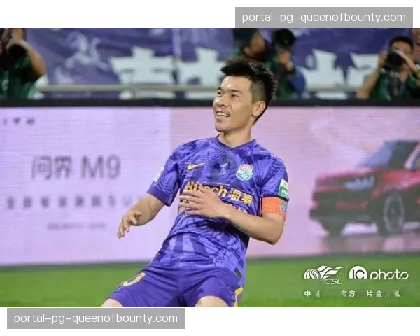 【2026年4月中超联赛·人物·特写特写：老将主罚制胜点球后的冷静与年轻队友的狂喜形成鲜明对比